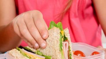 Cara Praktis Hilangkan Bau Makanan pada Lunch Box Anak