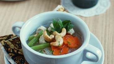 Sup Mie Ayam Dengan Kacang Mede Photo