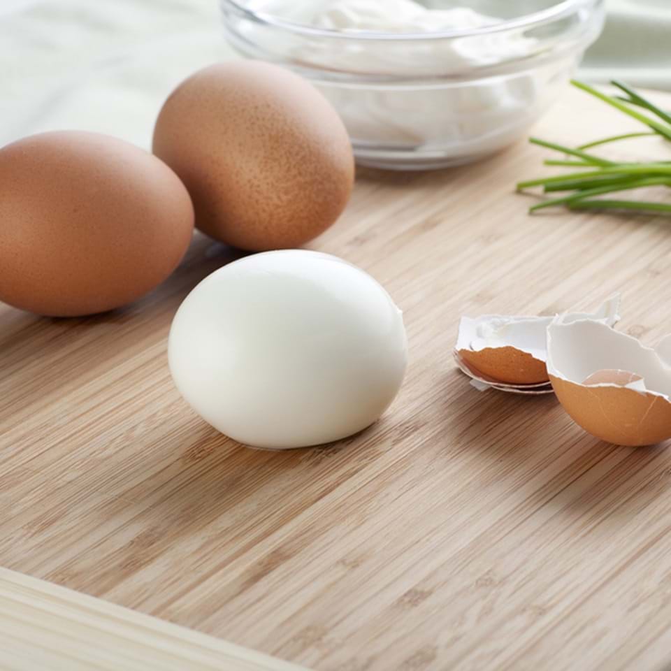 Tips Mengupas Kulit Telur Dengan Mudah